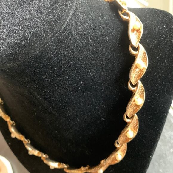 Beautiful Textured Cascading Pearl necklace set in Gold plate, Vintage - Picture 3 of 5